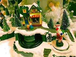 miniatura de cerâmica de natal de brinquedo com cidade coberta de neve foto