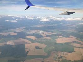 voando e viajando, vista da janela do avião na asa na hora do pôr do sol foto