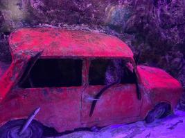 a parte restante do motor van ical em destroços de carros local de mergulho sob o mar azul profundo no fundo do oceano no sul da tailândia foto