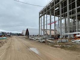 a estrutura de aço de um novo prédio de fábrica em construção foto