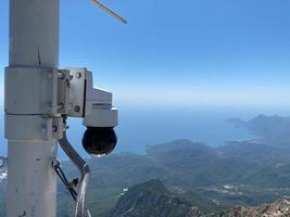 câmera de CFTV operando na montanha verde com plantação de chá foto