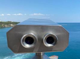 binóculos telescópio no deck de observação para turistas vendo atrações marítimas foto