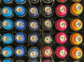 fundo colorido e texturizado de uma parede cheia de latas de tinta spray multicoloridas foto