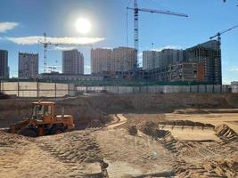 reforço de aço de fixação de dobrador de barra para laje de piso de concreto de casa. trabalhador da construção civil derramando concreto durante a concretagem comercial de pisos de construção no local e engenheiro civil foto