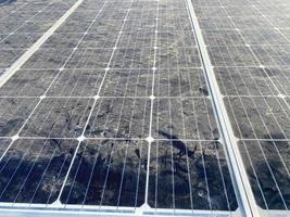 painel solar empoeirado de economia de energia moderna azul para gerar eletricidade do sol. conceito de energia ecológica alternativa foto