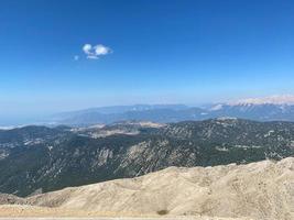 belas vistas acima das nuvens no topo do monte pilatus fora de lucerna, suíça nos alpes suíços foto