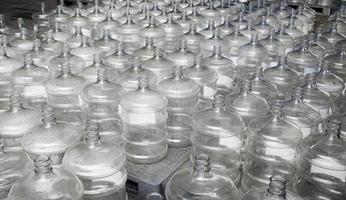 padrão de garrafa de água de plástico de galão de 19 litros foto