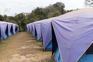 tendas azuis alinhadas em doi samoe dao com no parque nacional de sri nan tailândia foto