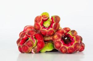 frutas maduras e coloridas de tamarindo manila em forma de vagem em fundo branco. foto