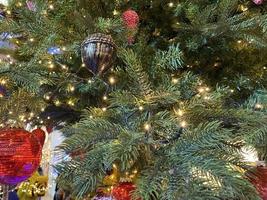 brinquedos de natal pendurados em uma árvore de natal foto