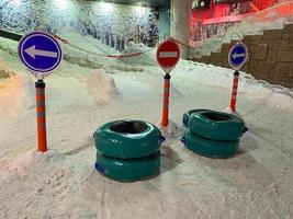 novo tubo de neve está na neve branca no dia ensolarado de inverno foto