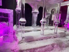 grandes esculturas e figuras transparentes de gelo de inverno, colunas no festival. foto