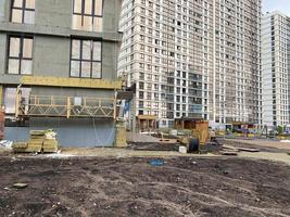 isolamento para proteção térmica para o invólucro da casa. canteiro de obras, isolamento da fachada do prédio do escritório. isolamento em uma parede de tijolos com lã mineral e cola foto