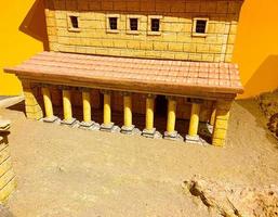 casa de tijolos de areia em um país quente. miniatura de um edifício antigo e antigo. pequenas casas de excursão artesanais foto