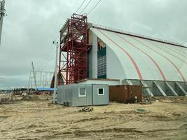 um grande celeiro industrial e edifícios modulares para trabalhadores no armazém ao ar livre foto