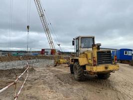 canteiro de obras, máquinas de construção, escavadeira, escavação, fábrica foto