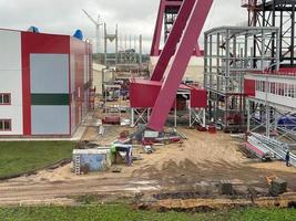 construção industrial de uma grande fábrica com equipamentos e estruturas metálicas foto