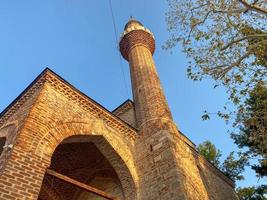 a mesquita islâmica é uma grande mesquita muçulmana para orações, um antigo prédio de tijolos com uma torre alta em um resort tropical quente do sul do país oriental foto