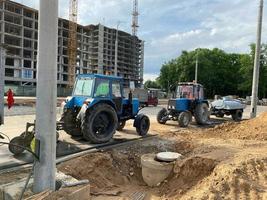 grandes tratores azuis poderosos, pavimentação asfáltica e máquinas de reparo de estradas em um canteiro de obras. máquinas de construção foto