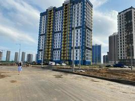 novos edifícios novos edifícios. desenvolvimento moderno de uma grande cidade com arranha-céus e assentamento denso foto