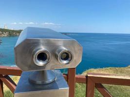 binóculos de convés com vista para o oceano foto
