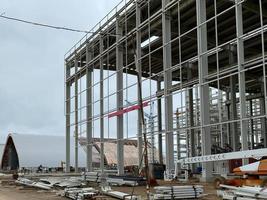 extensos andaimes fornecendo plataformas para trabalhos em andamento em um novo bloco de apartamentos, prédio alto em construção com andaimes, canteiro de obras de um novo prédio foto