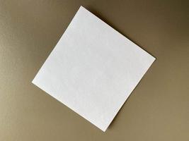 pequenos pedaços quadrados de papel para anotações e anotações na mesa do escritório de trabalho com artigos de papelaria. trabalho de negócios foto