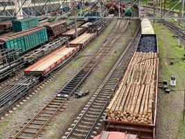 vista superior de diferentes vagões ferroviários e tanques em uma ferrovia industrial com trilhos para o transporte de mercadorias e logística moderna aprimorada foto