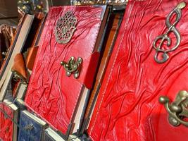 lindos livros vermelhos, cadernos, diários encadernados em couro, feitos à mão, orientais, decorativos, em uma loja de souvenirs turísticos foto