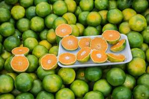 tangerinas verdes recém colhidas tangerinas, clementinas, laranjas cítricas foto