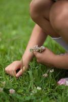 mãos de crianças segurando flores foto