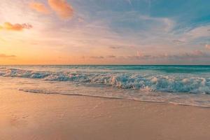 closeup mar praia de areia. bela paisagem de praia. inspirar horizonte de paisagem marinha de praia tropical. sonhador sunset sky calmas tranquilo relaxe sunset verão mood. energia positiva, ilha tropical de verão de meditação foto