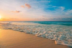 closeup mar praia de areia. bela paisagem de praia. inspirar horizonte de paisagem marinha de praia tropical. sonhador sunset sky calmas tranquilo relaxe sunset verão mood. energia positiva, ilha tropical de verão de meditação