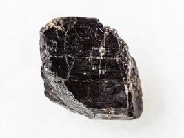 cristal de turmalina negra schorl sobre branco foto