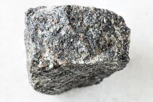 rocha de sienito nefelina não polida em mármore branco foto