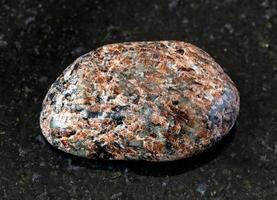 rocha esfênica de titanita polida em preto foto
