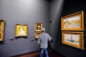 pessoas não identificadas e obras de arte no musée d orsay em paris, frança, por volta de outubro de 2022 foto