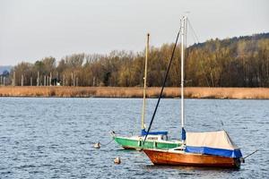 dois barcos na água foto