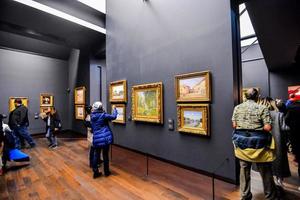 pessoas não identificadas e obras de arte no musée d orsay em paris, frança, por volta de outubro de 2022 foto