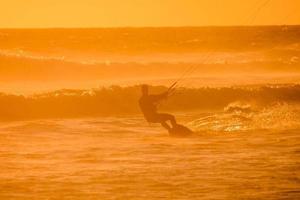 kitesurfista não identificado nas ilhas canárias, por volta de julho de 2022 foto