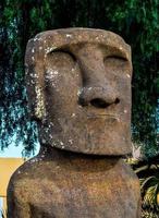 estátua moai da ilha de páscoa foto