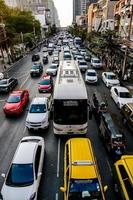 tráfego de rua em bangkok, tailândia, por volta de maio de 2022 foto