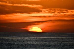 pôr do sol sobre o oceano em marrocos foto