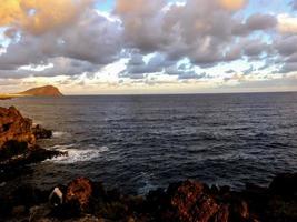 pôr do sol sobre o oceano nas ilhas canárias foto