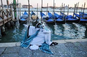 pessoa não identificada usando máscaras de carnaval no carnaval de veneza em veneza, itália, por volta de fevereiro de 2022 foto