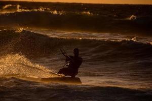 surfista não identificado nas ilhas canárias, por volta de julho de 2022 foto