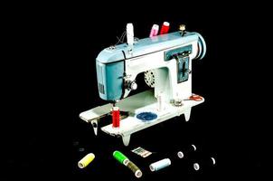 máquina de costura em preto foto