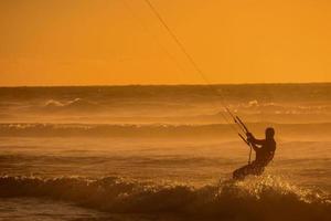 kitesurfista não identificado nas ilhas canárias, por volta de julho de 2022 foto