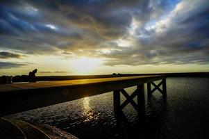 cais de madeira à beira-mar foto