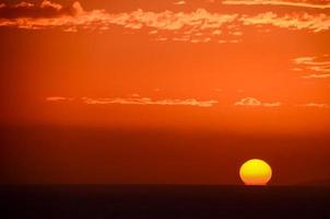 pôr do sol sobre o oceano foto